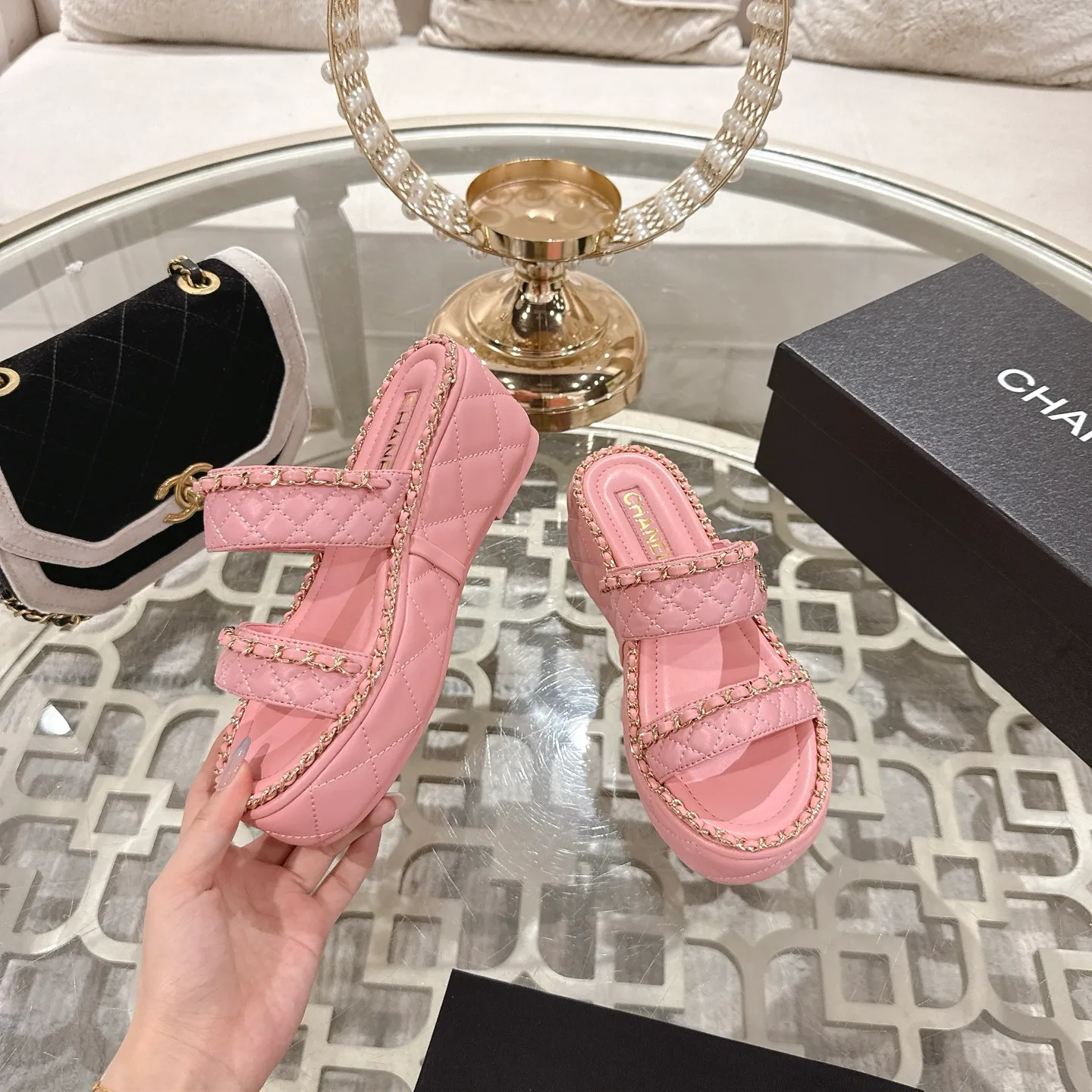 💕💕Factory direct selling price p600💕💕 𝐂𝐇𝐀𝐍𝐄𝐋 | Xiaoxiang 25𝐬𝐬 🦋2025 Spring and Summer New Products Counter Classic Xiaoxiang Double C Diamond Chain Slippers Series New〰 🍬 A must-have in the BS fashion circle The matching will interpret the meticulous, minimalist and classic elements that will never fade away. 💋 Showing a unique dressing style that is too beautiful to say. A must-have for summer... Upper: original high-customized lambskin. Lining: imported mixed sheepskin lining. Outsole: original molded non-slip outsole. Shoe size: 35-39 (34.40.41.42 customization is not returnable).